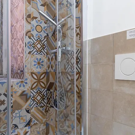 Brand New Guest With Wi-fi In The Center Lägenhet *