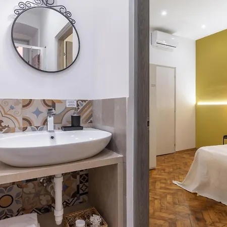 Brand New Guest With Wi-fi In The Center Lägenhet *